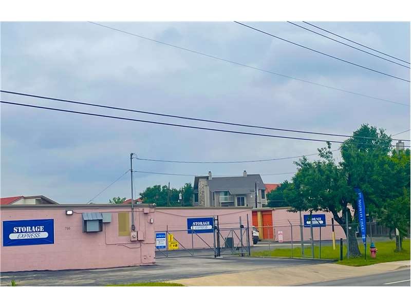 Extra Space Storage facility on 716 McNeil Rd - Round Rock, TX