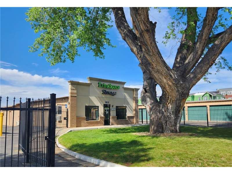 Extra Space Storage facility on 5815 Arapahoe Ave - Boulder, CO