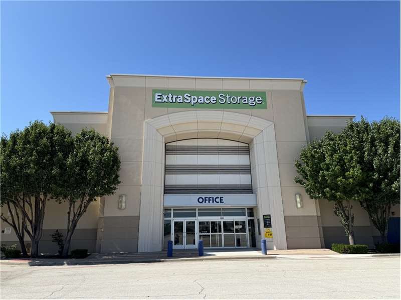 Extra Space Storage facility on 2000 Green Oaks Rd - Fort Worth, TX