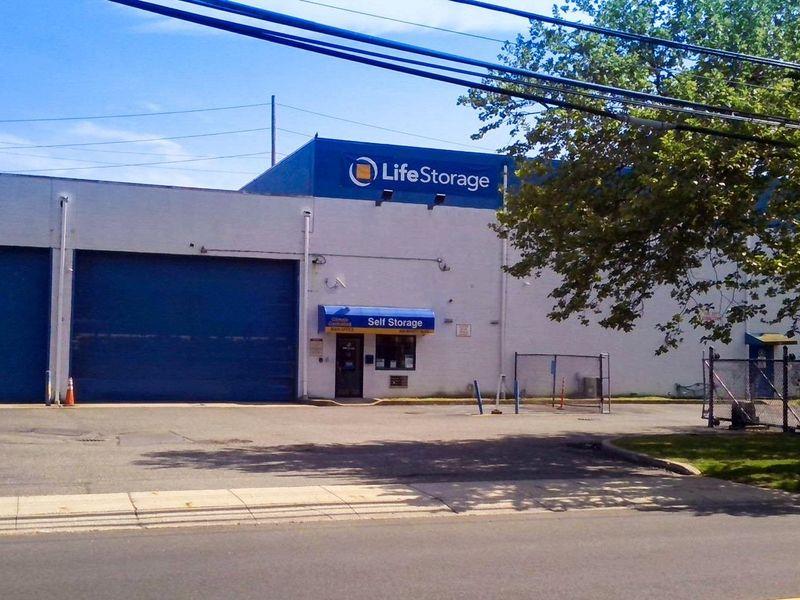 Extra Space Storage facility on 260 Moffitt Blvd - Islip, NY