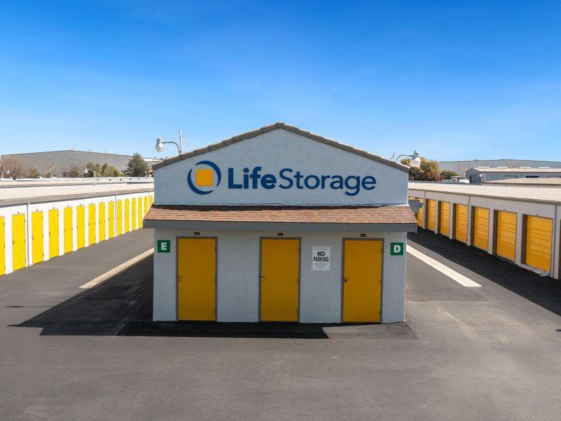 Extra Space Storage facility on 1100 N 1st St - Dixon, CA