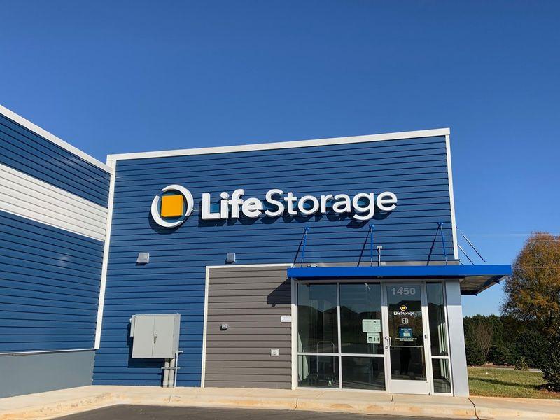 Extra Space Storage facility on 1450 E Sunrise Ave - Thomasville, NC