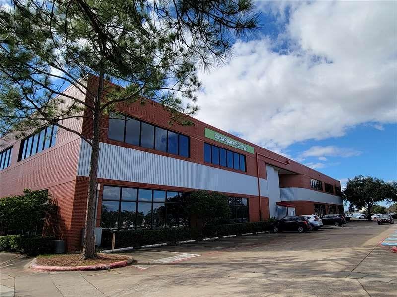 Extra Space Storage facility on 555 Gemini Ave - Houston, TX