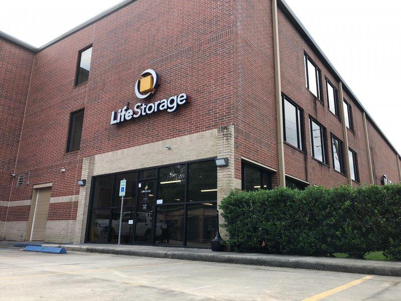 Extra Space Storage facility on 1950 W Lake Houston Pkwy - Kingwood, TX