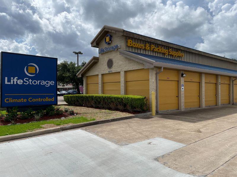 Extra Space Storage facility on 12711 Westheimer Rd - Houston, TX