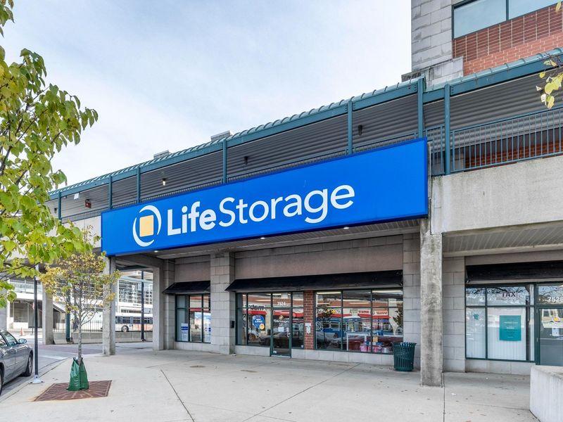 Extra Space Storage facility on 7524 N Paulina St - Chicago, IL