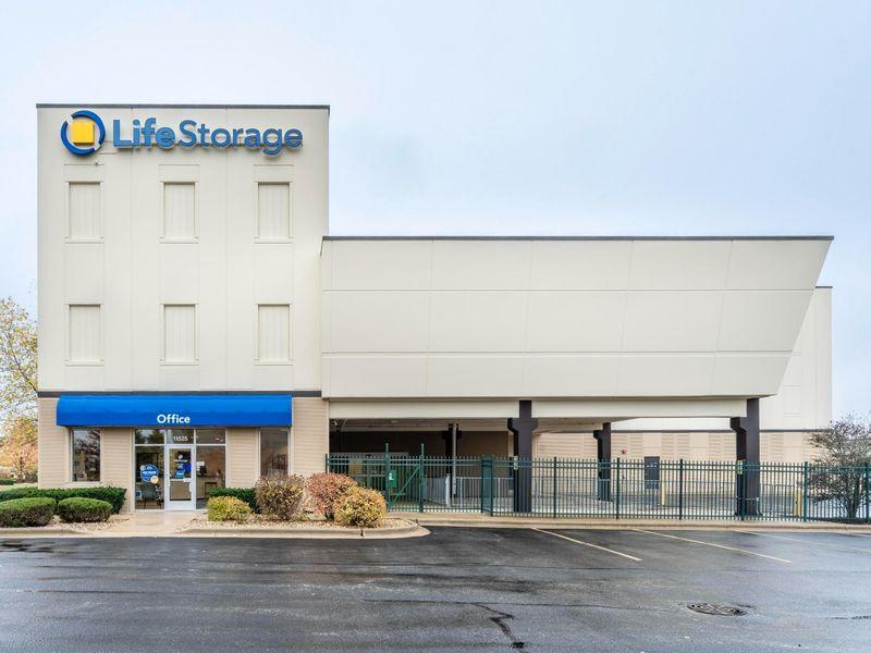 Extra Space Storage facility on 11525 184th Pl - Orland Park, IL