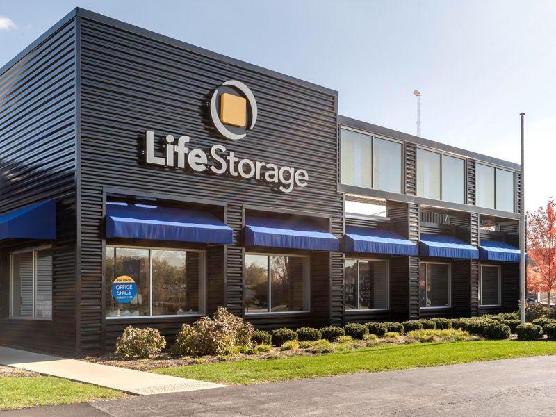 Extra Space Storage facility on 1800 Des Plaines Ave - Forest Park, IL