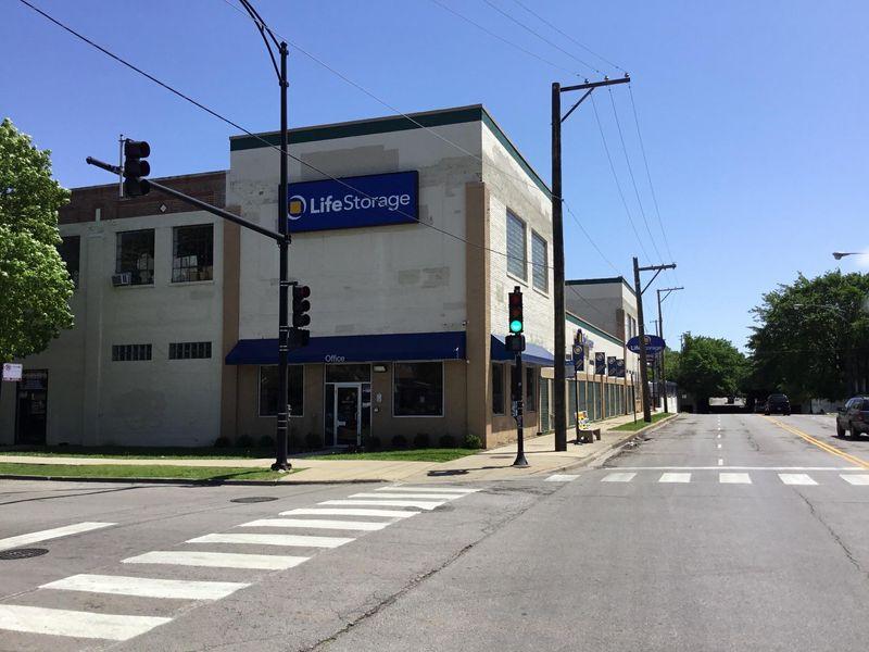 Extra Space Storage facility on 2051 N Austin Ave - Chicago, IL