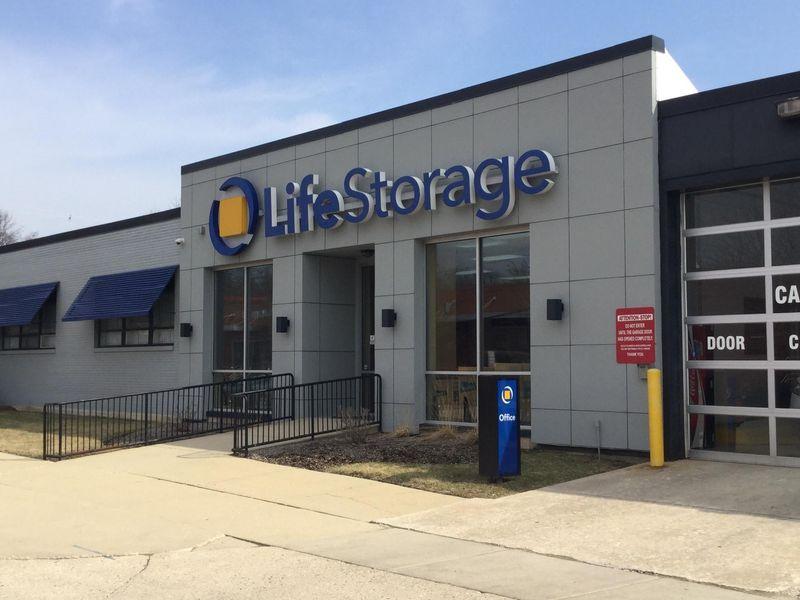 Extra Space Storage facility on 6505 Oakton St - Morton Grove, IL