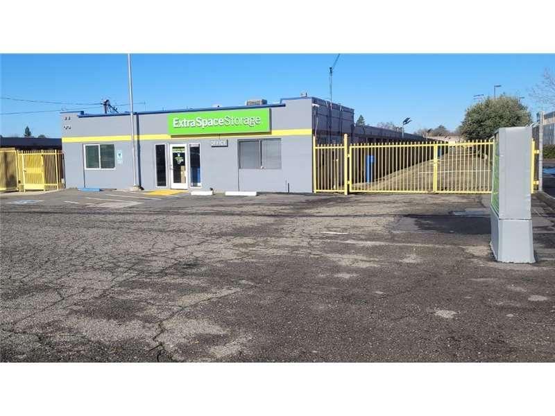 Extra Space Storage facility on 11055 Folsom Blvd - Rancho Cordova, CA