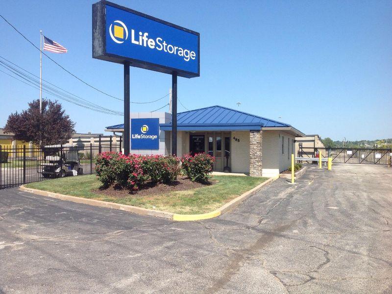 Extra Space Storage facility on 485 N Highway Dr - Fenton, MO