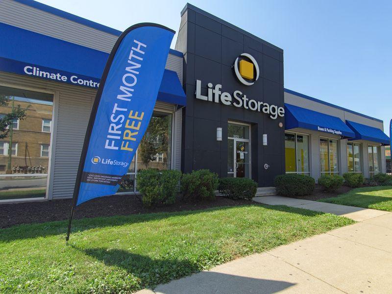 Extra Space Storage facility on 3323 W Addison St - Chicago, IL