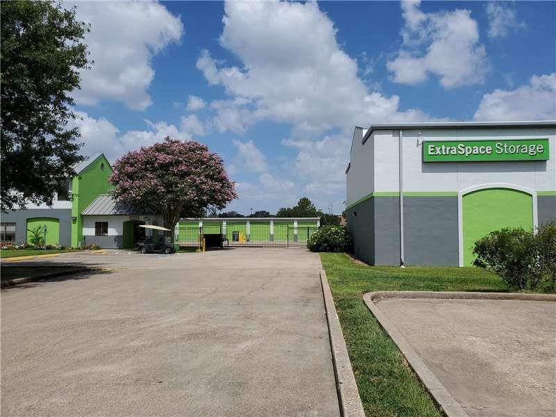 Extra Space Storage facility on 2811 Bay Area Blvd - Houston, TX