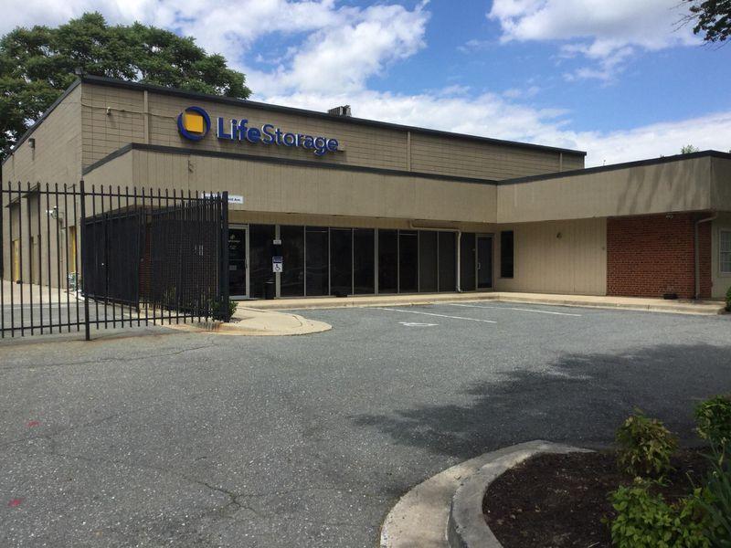 Extra Space Storage facility on 26 W Diamond Ave - Gaithersburg, MD