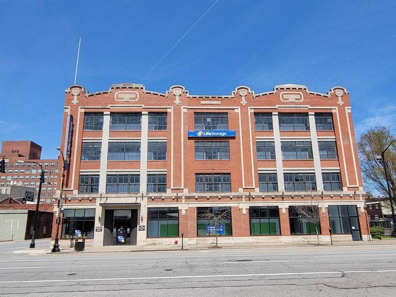 Extra Space Storage facility on 201 E Market St - Louisville, KY