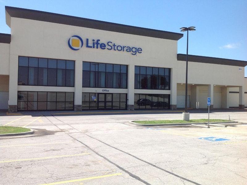 Extra Space Storage facility on 5615 E Bannister Rd - Kansas City, MO