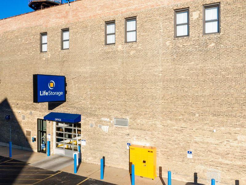 Extra Space Storage facility on 3626 N Broadway St - Chicago, IL