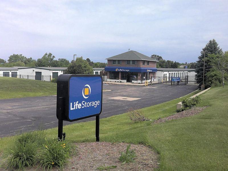 Extra Space Storage facility on 737 S Rand Rd - Lake Zurich, IL