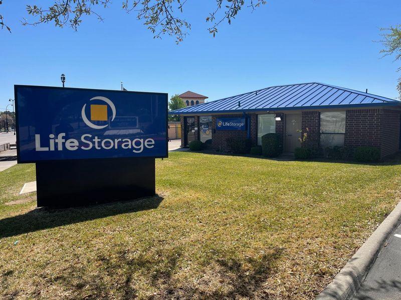 Extra Space Storage facility on 1620 E Lamar Blvd - Arlington, TX