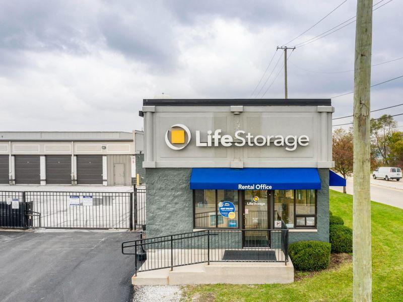 Extra Space Storage facility on 3200 Holeman Ave - South Chicago Heights, IL