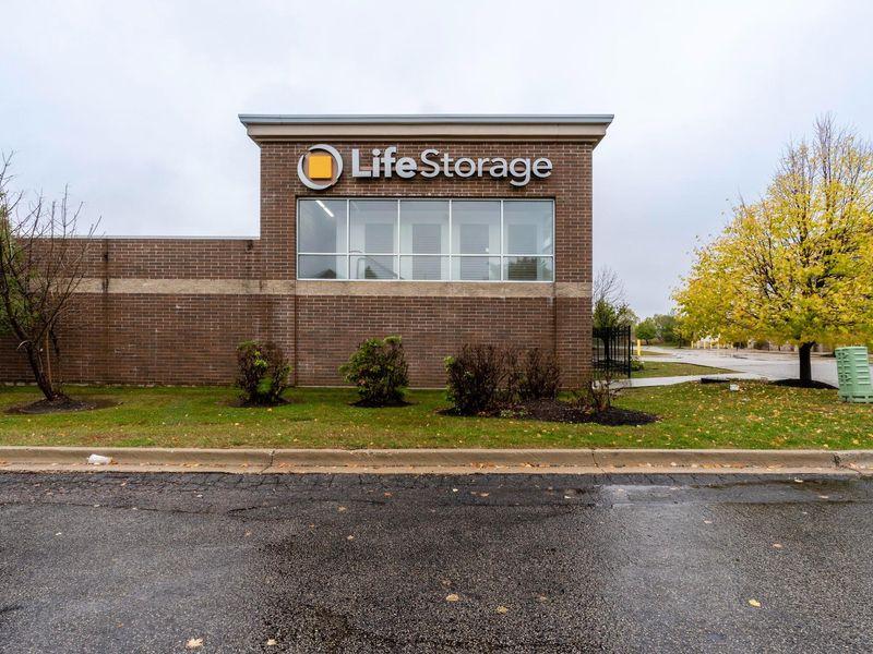 Extra Space Storage facility on 2301 W Algonquin Rd - Algonquin, IL