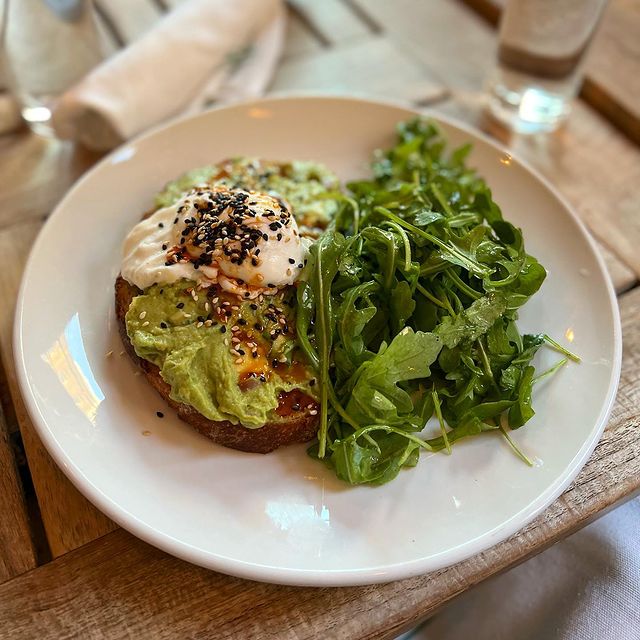 Avocado toast with a poached egg and other greens. Photo by Instagram user @czechitoffyourlist