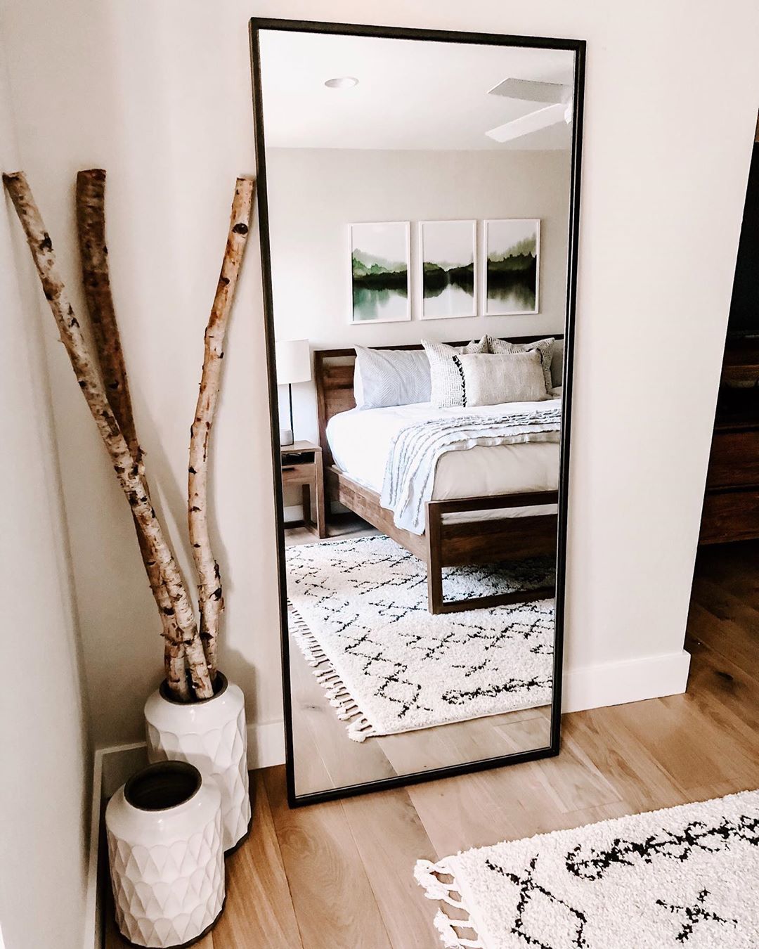 https://www.extraspace.com/blog/wp-content/uploads/2017/02/use-mirrors-small-space-living.jpg