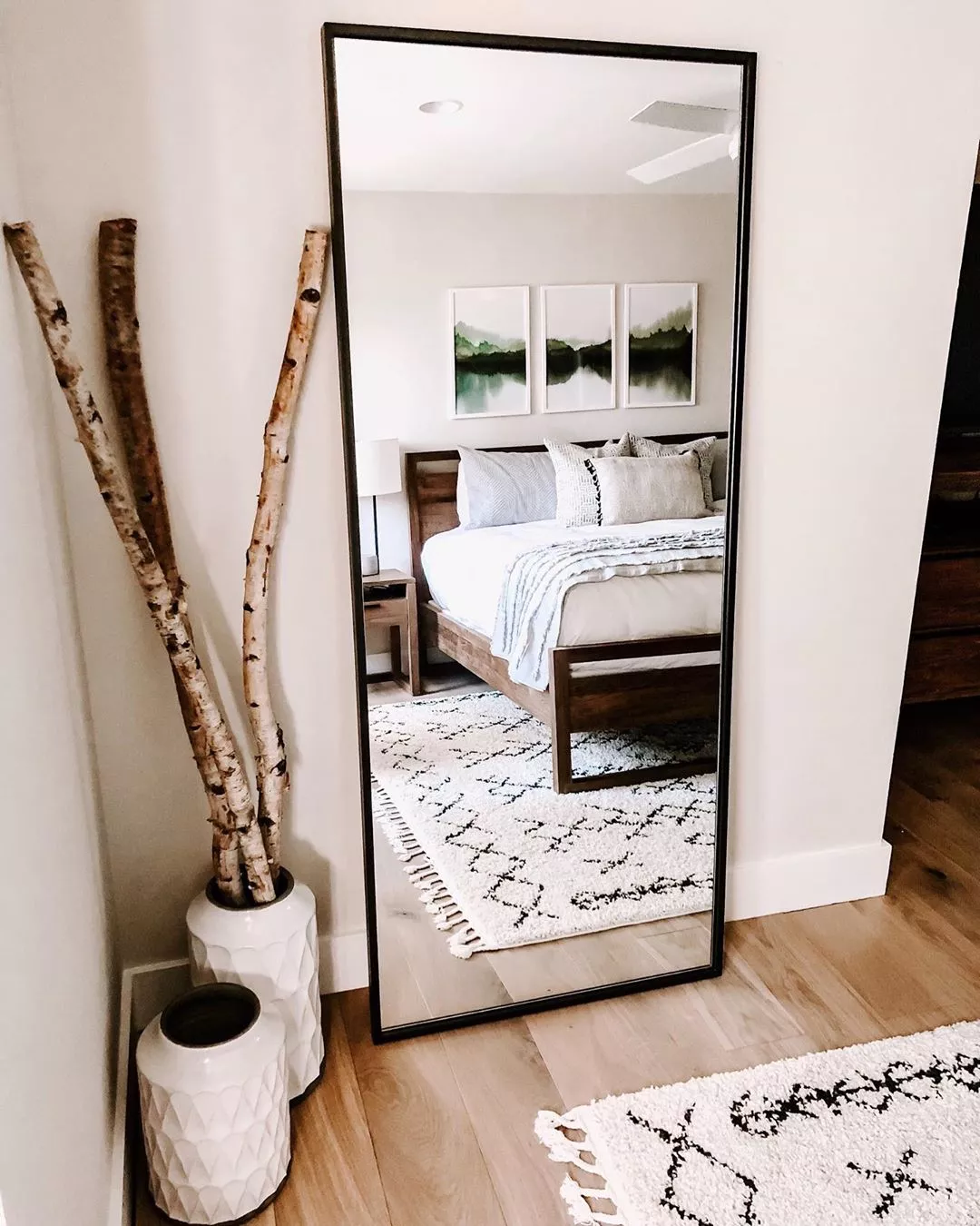 https://www.extraspace.com/blog/wp-content/uploads/2017/02/use-mirrors-small-space-living.jpg.webp