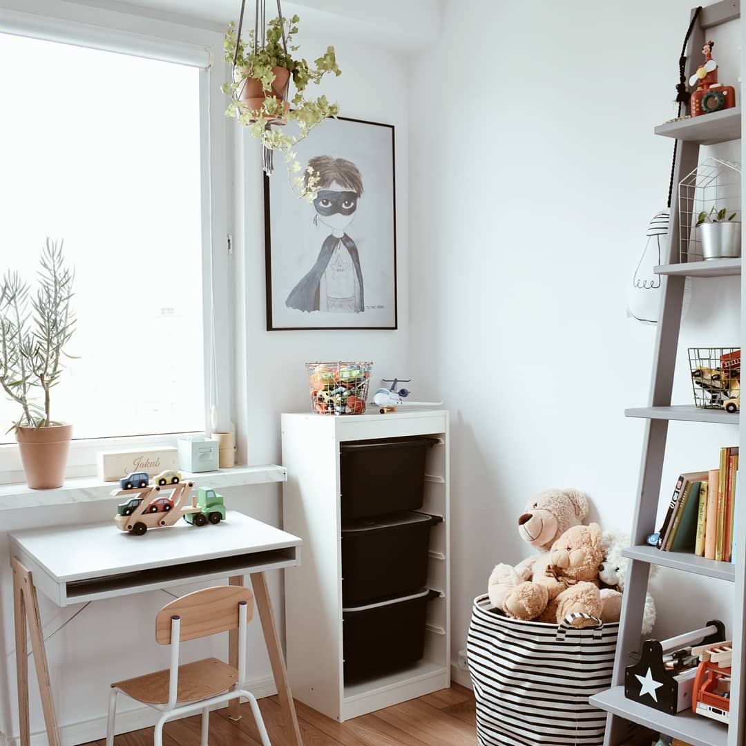 https://www.extraspace.com/blog/wp-content/uploads/2018/01/small-kids-room-ideas-decorate-with-bright-neutral-colors.jpg