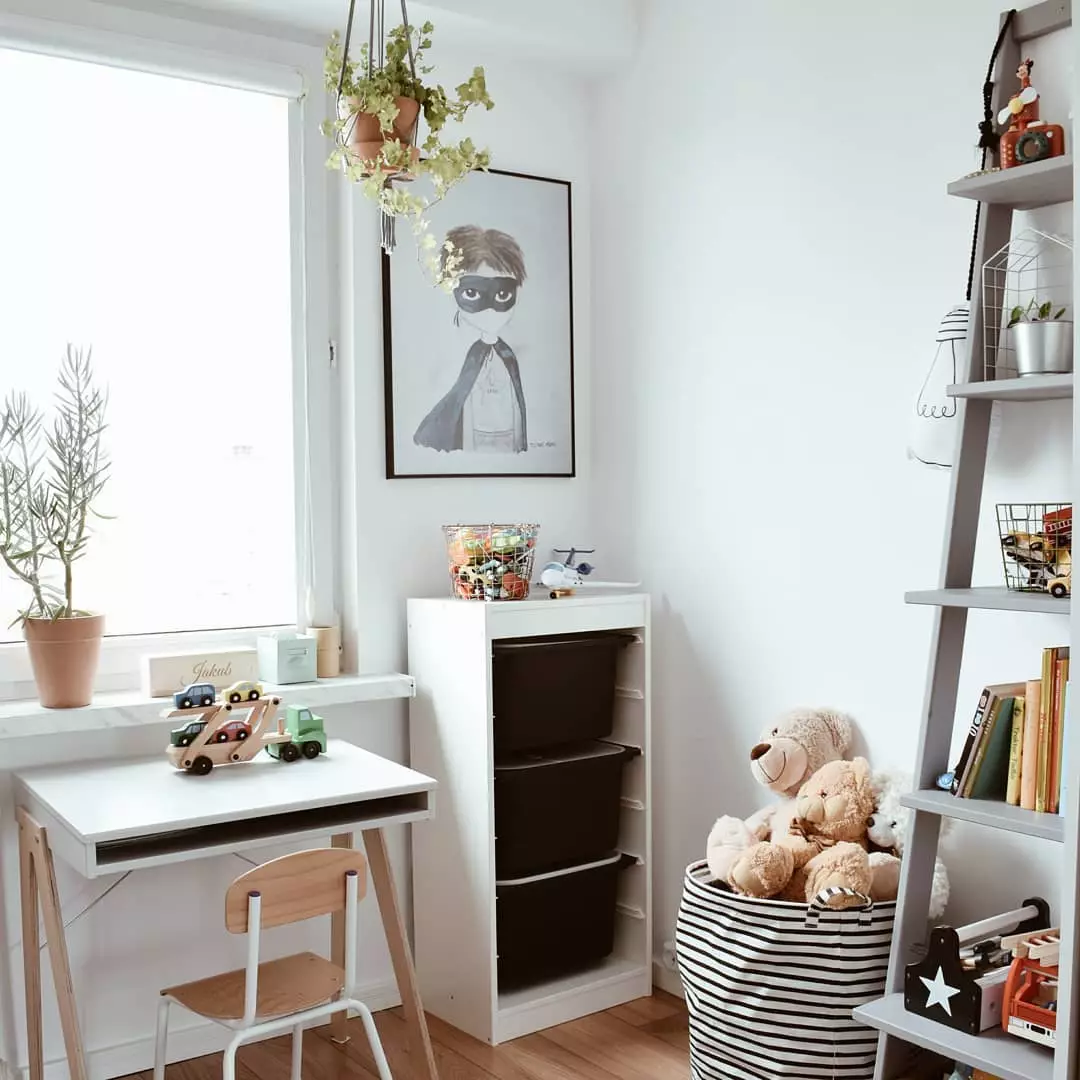 Small desk for on sale childrens room