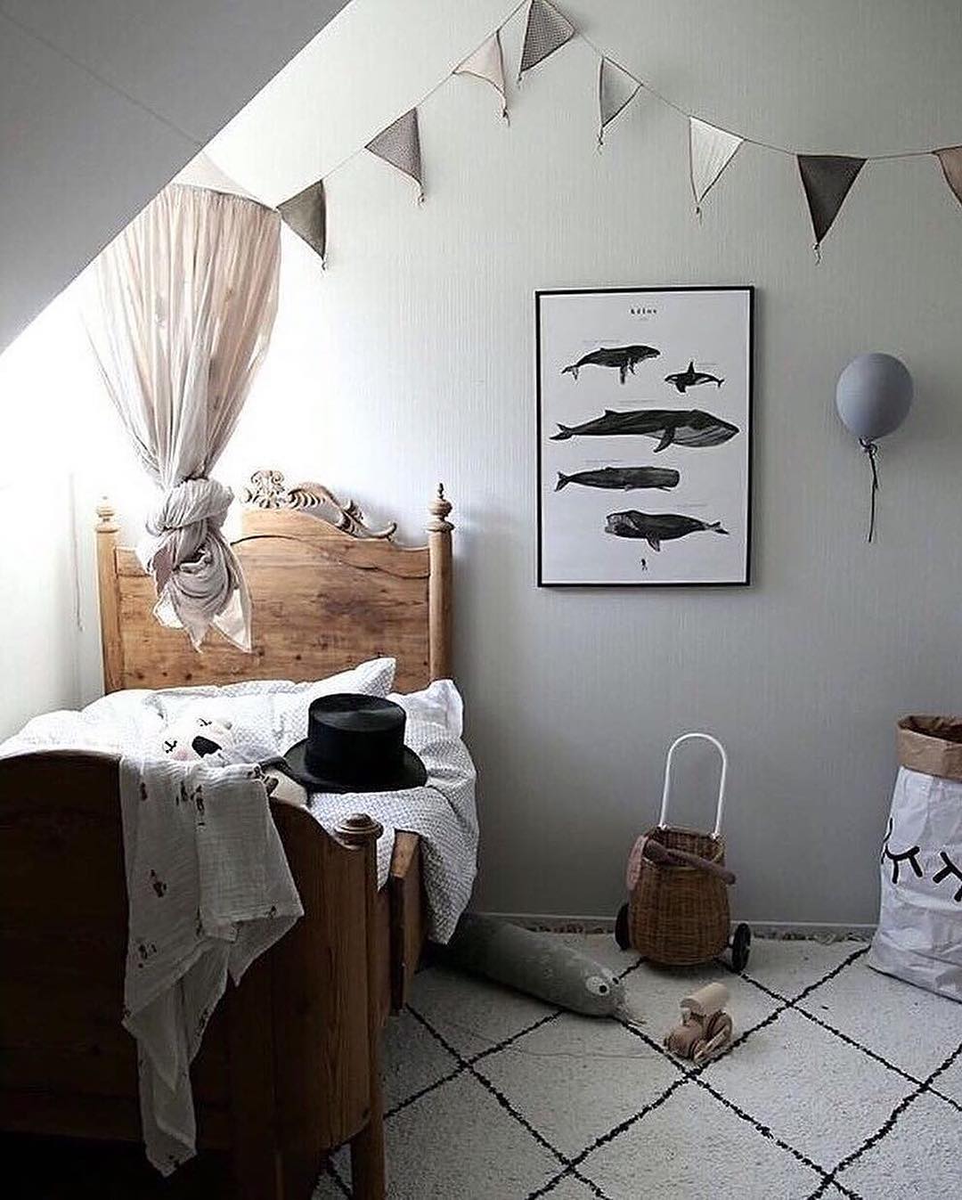 https://www.extraspace.com/blog/wp-content/uploads/2018/01/small-kids-room-ideas-twin-bed-in-the-corner.jpg