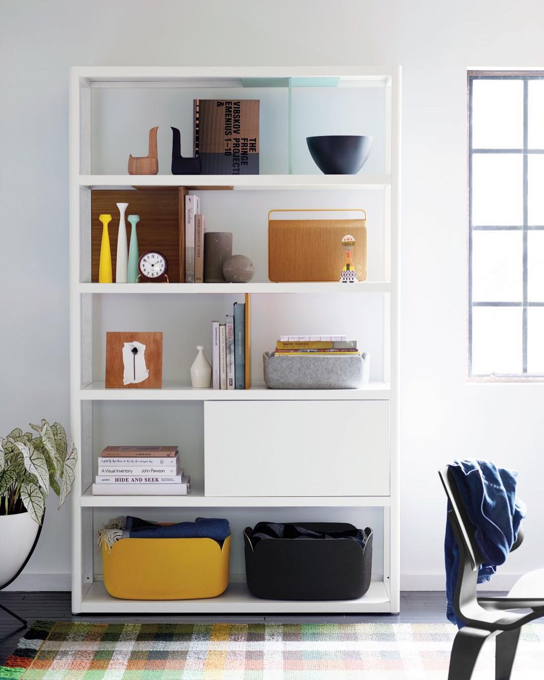 https://www.extraspace.com/blog/wp-content/uploads/2018/02/Living-Room-Organization-Install-Free-Standing-Shelves.jpg