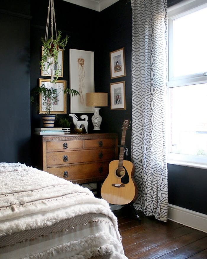 https://www.extraspace.com/blog/wp-content/uploads/2018/02/bedroom-organization-tips-arrange-furniture-by-use.jpg