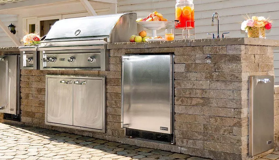 https://www.extraspace.com/blog/wp-content/uploads/2018/03/guide-to-building-an-outdoor-kitchen-outdoor-kitchen-kit.jpg.webp
