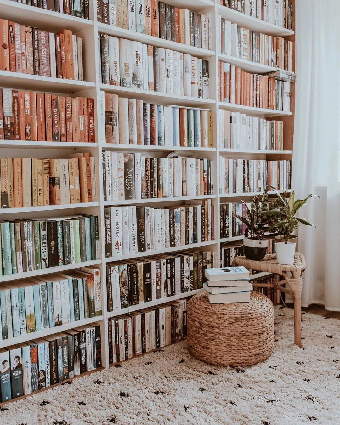 https://www.extraspace.com/blog/wp-content/uploads/2018/05/bonus-room-design-ideas-home-library.jpg.webp