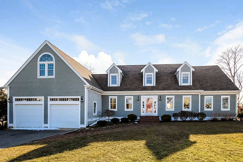 Cape Cod-style house in Falmouth, MA. Photo by Instagram user @raveiscapecod