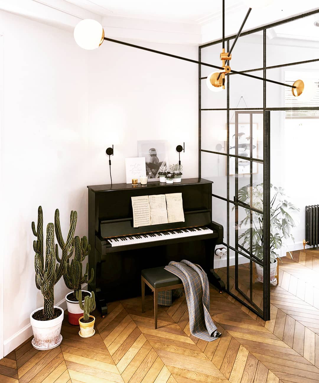 Sala de música com piano e parede de vidro com foto de lustre elegante por Instagram utilizador @gracegift999