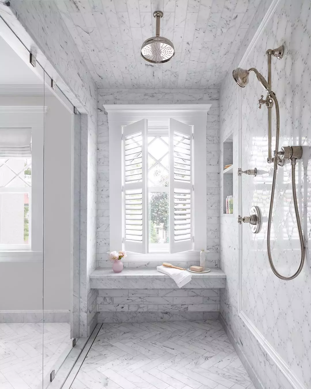 https://www.extraspace.com/blog/wp-content/uploads/2018/09/bathroom-remodel-ways-to-upgrade-your-space-include-a-shower-bench.jpg.webp