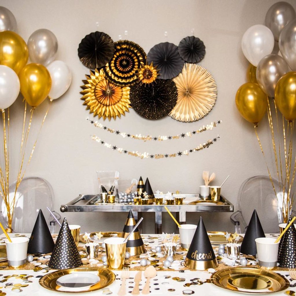 19 Holiday Party Ideas for Hosting Friends & Family | Extra Space Storage