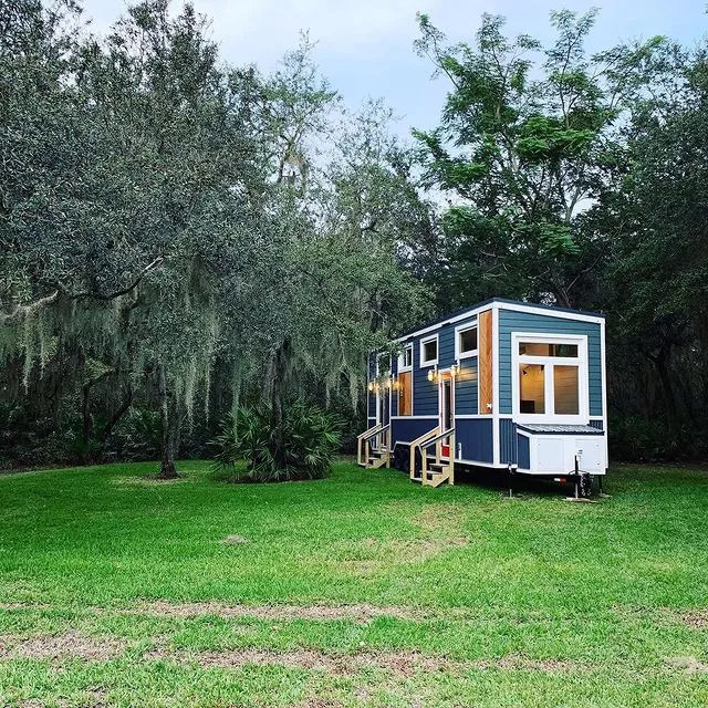 https://www.extraspace.com/blog/wp-content/uploads/2019/11/Your-Guide-to-Tiny-House-Living-Freedom-to-Travel.jpeg.webp