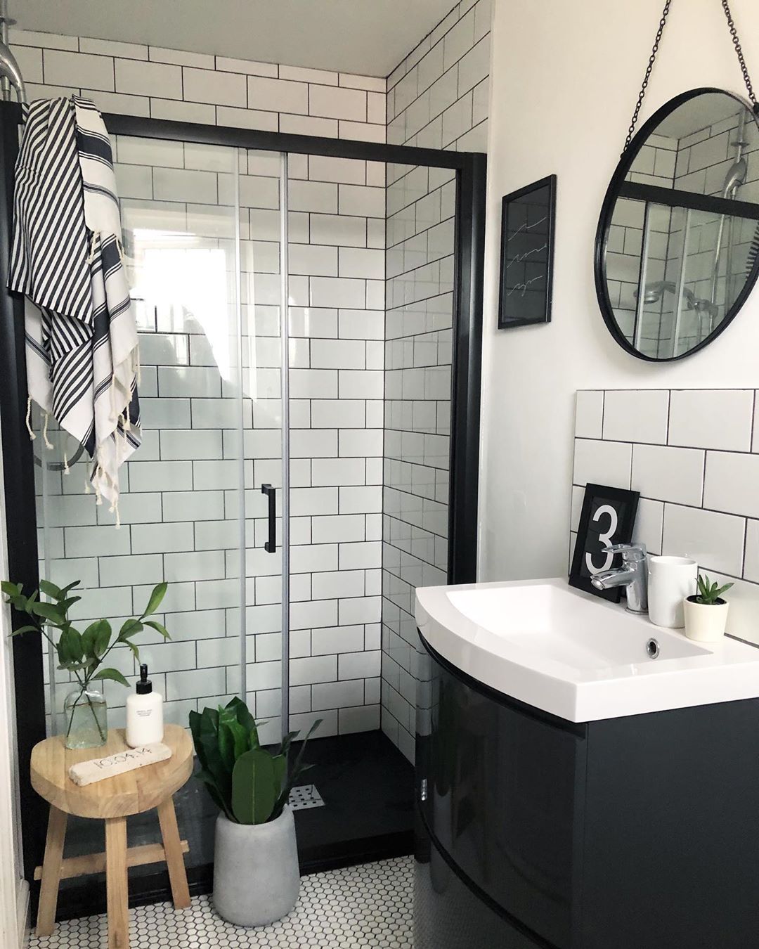 15 Chic Black Bathrooms - Black and White Decorating Ideas