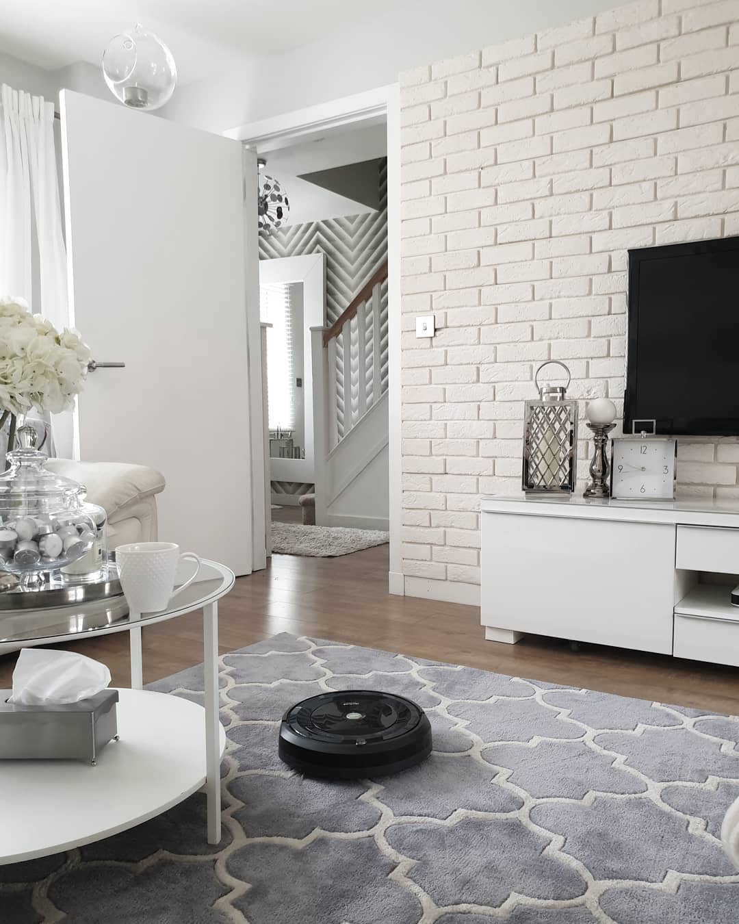 robot vacuum in the middle of a living room photo by Instagram user @house_no_68