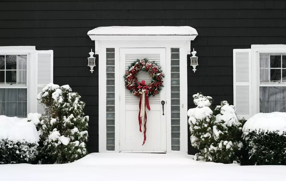 https://www.extraspace.com/blog/wp-content/uploads/2020/11/19-Outdoor-Holiday-Decorations-Extra-Spacec-Storage.jpeg.webp