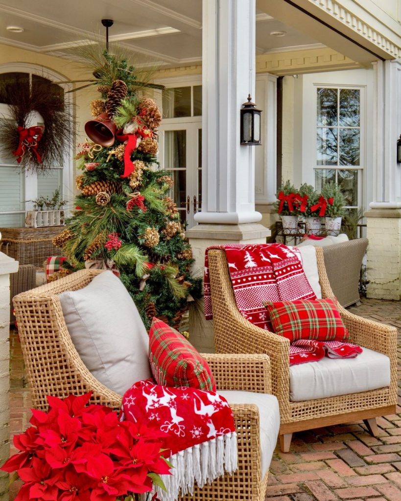 Outdoor Holiday Decor: 23 Festive Ideas for Your Home | Extra Space Storage