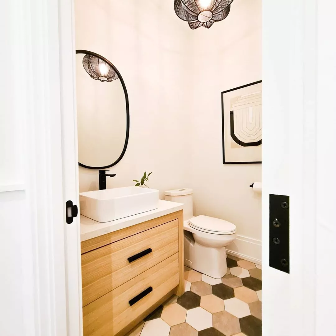 https://www.extraspace.com/blog/wp-content/uploads/2020/11/Ways-to-Go-Green-Bathroom-utilize-renewable-energy-with-underfloor-heating.jpg.webp