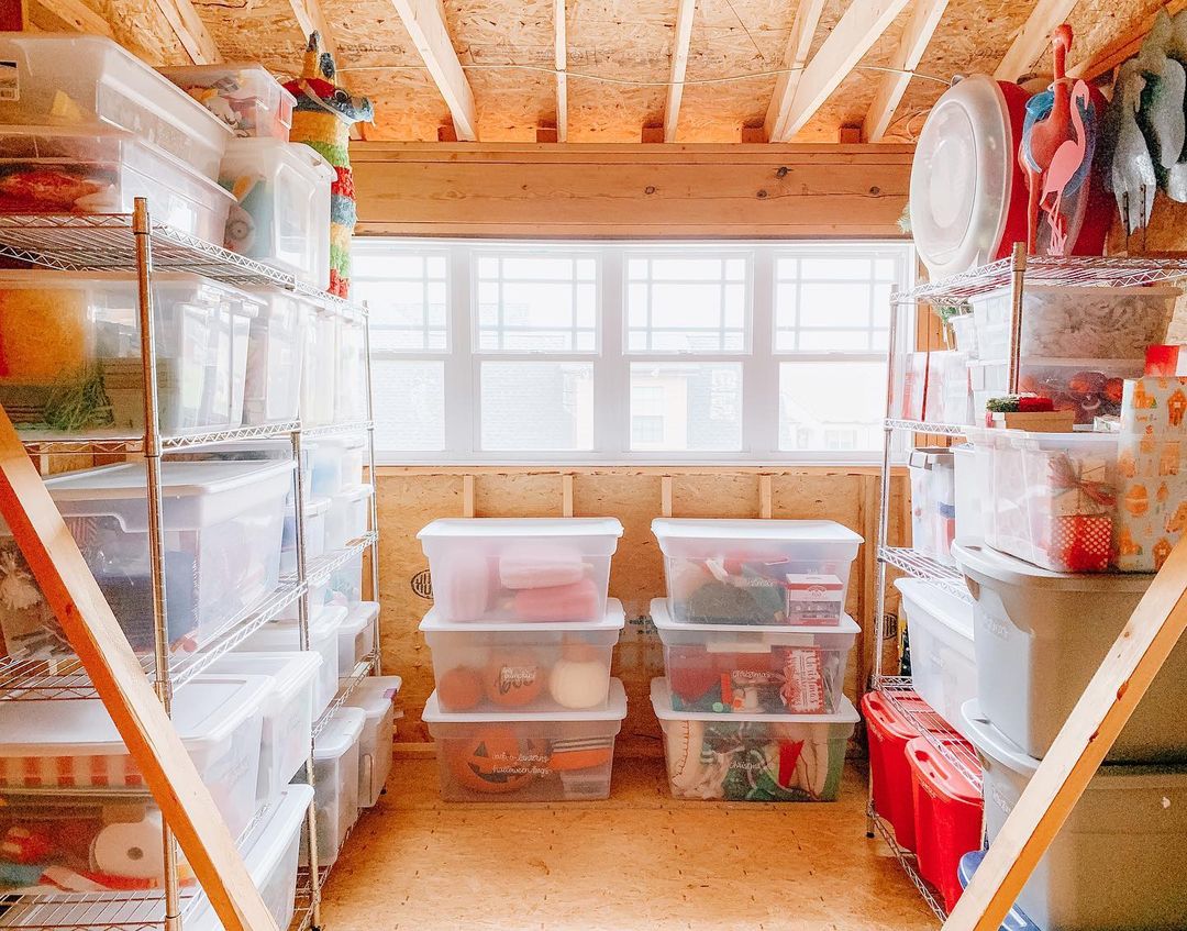 https://www.extraspace.com/blog/wp-content/uploads/2021/01/problem-areas-for-decluttering-storage-room.jpg