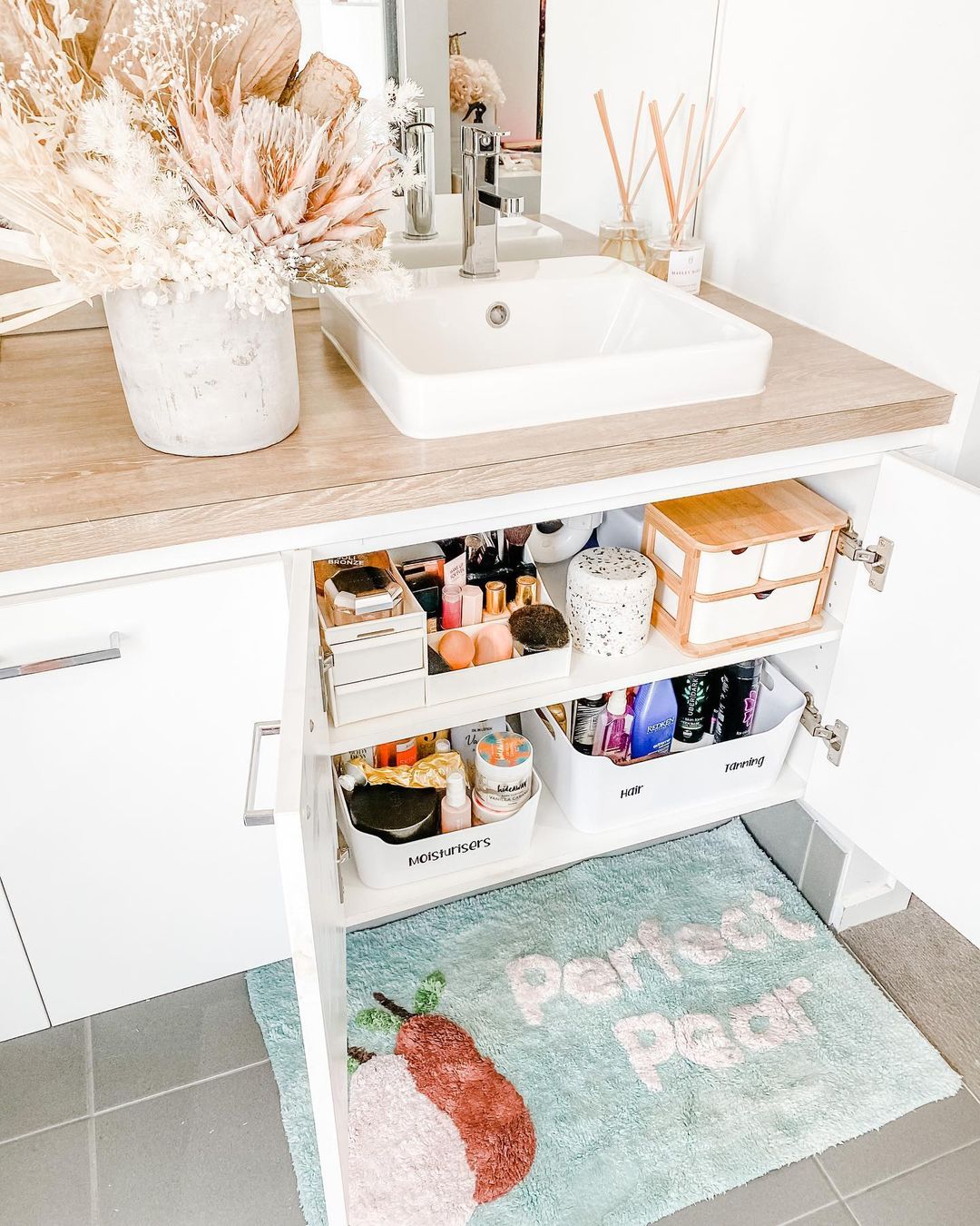https://www.extraspace.com/blog/wp-content/uploads/2021/03/How-to-Spring-Clean-Your-Bathroom-Cabinets-Drawers.jpg