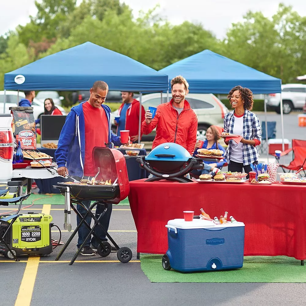 Giants fans in NJ host backyard tailgate party 