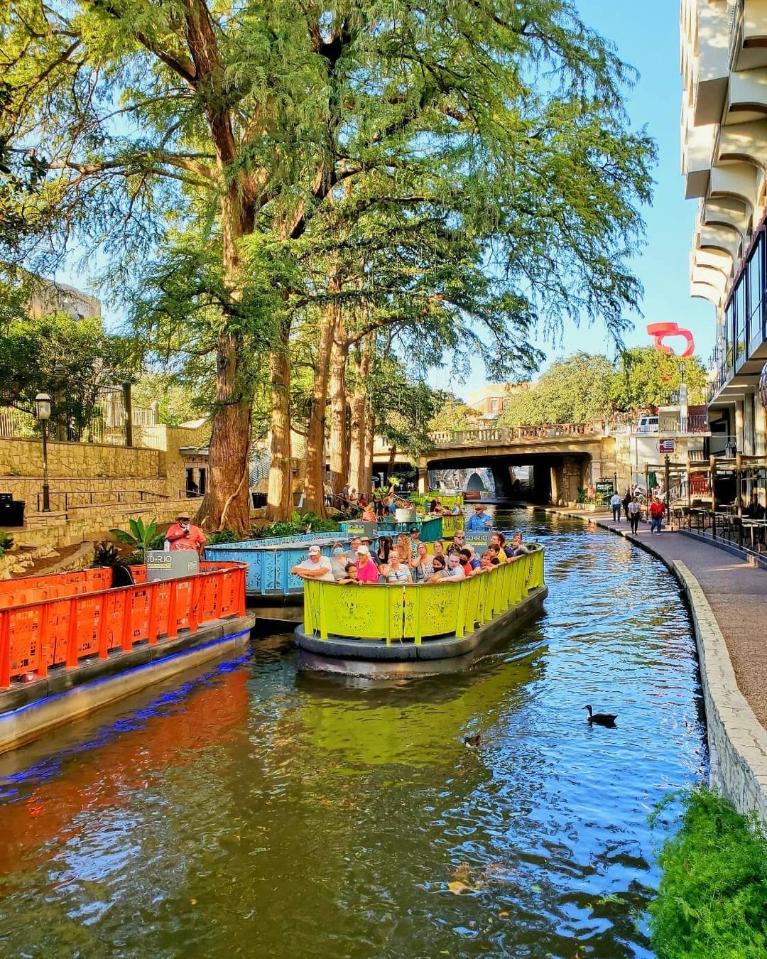 Tourists and locals in San Antonio taking a boat tour on the riverwalk. Photo by instagram user @katrinavalonso